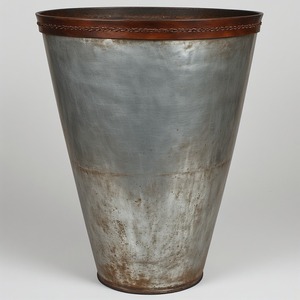 Jardinière en cuir galvanisé vintage avec garniture en laiton, détails artisanaux faits à la main, parfaits pour les intérieurs saisonniers décoratifs - Product Image 6