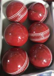 Balles en cuir de cricket de niveau international avec logo sergé personnalisable de haute qualité pour des performances optimales - Product Image 5