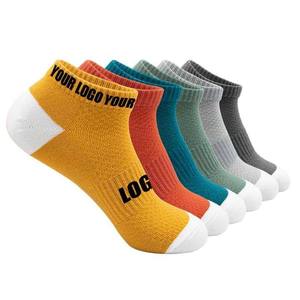 Chaussettes de sport tendance à faible MOQ, antibactériennes et antidérapantes pour un confort ultime, en coton. Dynamisez votre entreprise avec Xozewear. - Product Image 5