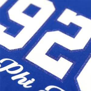 T-shirt à manches longues ZPB-Bleu royal | Chemise 100% coton Zeta Phi Beta avec lettres grecques imprimées à paillettes, bouclier et année sur la manche - Product Image 2