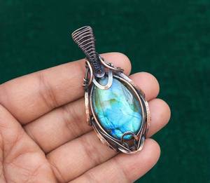 Pendentif en laiton plaqué or vintage HARI OM CREATIONS Labradroit Gem Malachite en forme de pyramide, enveloppé de fil, pierre de naissance, mariage, vente en gros - Product Image 4