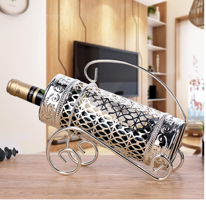 Charriot en argent découpé au laser, complexe et détaillé. Porte-vin en métal de luxe disponible au prix de gros. - Product Image 1