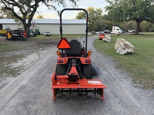 Mini tracteur Kubota 4x4 avec chargeur frontal et tondeuse arrière, rouge, pour jardin - Product Image 5