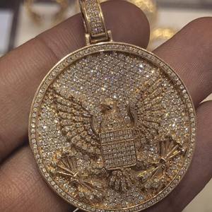 จี้เพชรโมอิสซาไนต์ทรงกลม 3 กะรัต ชุบทองคำขาว 14K บนตัวเรือนเงินสเตอร์ลิง พร้อมจี้โลโก้สไตล์ฮิปฮอปประดับเพชรทรงปรินเซสคัท - Product Image 2