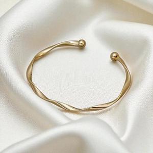 Junjiang ZB0035 motif torsadé en laiton plaqué or/argent de haute qualité avec extrémité sphérique manchette Endanbale ouverte pour femmes Bangl - Product Image 1