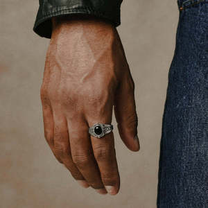 Anillo Hallmark Silver Crossroads para Hombre, Moderno y Elegante, de Acero Inoxidable con Corte Ovalado de Diamante, Bisel de Oro Rosa de 18K, Regalo Perfecto - Product Image 2