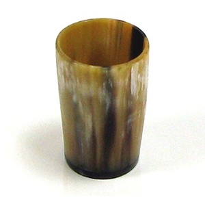 Authentique coupe à boire en corne viking écologique faite à la main avec des motifs religieux et animaliers pour les amateurs du Moyen Âge - Product Image 5