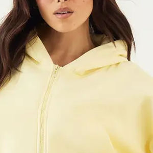 Hoodie pour femme au design fluide et sans effort, finition lisse, essentiel pour l'hiver, logo personnalisable et manches longues, design 2026 - Product Image 2