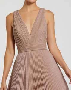 Robe de soirée longue en satin pour femmes matures, style décontracté, coupe trapèze plissée, sans manches, motif uni, logo au dos, couleur naturelle, automne - Product Image 2