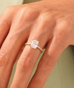 Radiant Moissanite bague de fiançailles pavé ensemble côté pierre anneau personnalisé diamant à facettes cadeau pour les femmes - Product Image 3