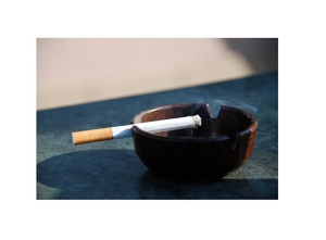 Cenicero de Metal Antiguo, Diseño Moderno y Lujoso, Multifuncional, Pulido y Brillante, para Hogar, Oficina y Bar, para Cigarrillos y Cigarros - Product Image 3