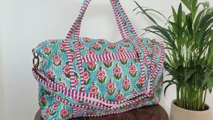 Sac de voyage en coton matelassé imprimé à la main, bleu ciel, imprimé floral, ceinture longue détachable |   Sac de sport de luxe durable pour le week-end et le yoga - Product Image 4