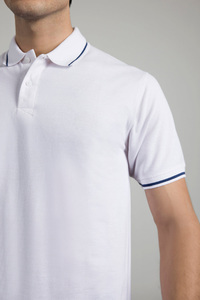 เสื้อยืดแขนสั้นผู้ชายสไตล์ลำลอง OEM ดีไซน์ใหม่ รับทำโลโก้ สีพื้น ผ้าเจอร์ซีย์ถัก ระบายอากาศได้ดี - Product Image 4