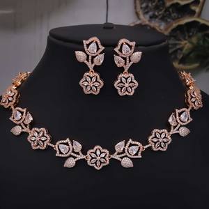 Conjunto de Collar y Aretes Elegantes de Lujo Chapados en Oro con Detalles de Cristal Pulido de Alto Brillo para Mujer, para Compromiso, Boda o Fiesta - Product Image 1