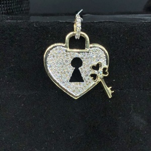 Collier pendentif de luxe en forme de cœur avec cadenas et clé en diamant |   Bijou Charme Amour Romantique en Or Jaune 10K pour Femme, Cadeau d'Anniversaire - Product Image 1
