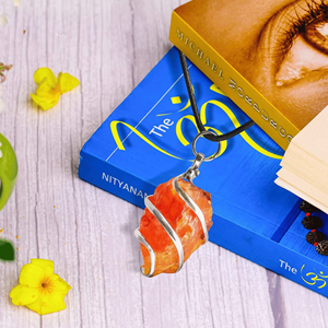 Pendentif enroulé en fil de pierre brute de cornaline Bijoux en cristal fabriqués à la main pour la guérison de l'énergie spirituelle et des cadeaux élégants - Product Image 3