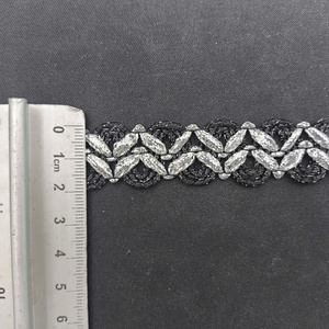 Dentelle brodée moderne fantaisie de 2 cm de large, motif zigzag cachemire, écologique et métallique - Product Image 1