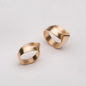 Rond de serviette en métal fait à la main avec style rustique parfait pour les mariages à la ferme et les célébrations de famille à la maison Style de luxe - Product Image 2