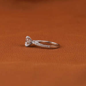 Anillo de compromiso de oro macizo de 18 quilates con diamante cultivado en laboratorio de 2,0 quilates, certificado IGI, regalo de cumpleaños perfecto para ella - Product Image 2