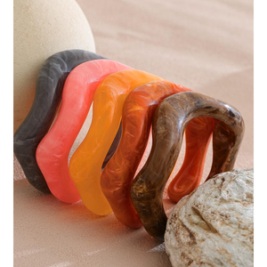 CRAFTS HUB สินค้ามาใหม่ กำไลข้อมือเรซิ่นหลากสี ดีไซน์เกลียว ทรงวินเทจ กันน้ำ - Product Image 3