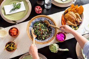 Saladier artisanal en bois et résine avec cuillère et fourchette assorties pour servir et manger - Product Image 6