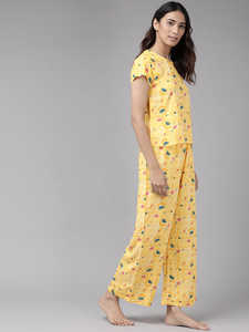 Pijama de Rayón con Estampado Floral para Mujer, Manga Corta, Cuello Redondo, Ajuste Holgado y Cómodo, Color Amarillo, Venta al Por Mayor - Product Image 3