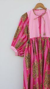 Robe mi-longue tigre à rayures roses de haute qualité avec col profond et fermeture en bloc imprimé mini robe longue fabricant indien - Product Image 3