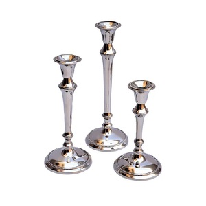 Exclusivo Portavelas Alto de Aluminio para Navidad, Decoración Luminosa para Mesa, Acabado Dorado Brillante, Hecho a Mano, Resistente al Calor - Product Image 5