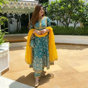 Long Kurtis avec coupe centrale pour les femmes tissus en coton indien bas prix pas cher Kurtis en gros imprimé Kurti avec pantalon commande en gros - Product Image 5