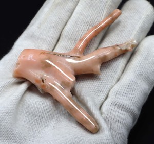 ปะการังสีขาวธรรมชาติจากญี่ปุ่น รูปทรงแท่งหยาบ ผิวสัมผัสแบบหนังนางฟ้า ขัดเงา ขนาด 68x23 มม. น้ำหนัก 125 กะรัต จาก Zubair Gems Jewellers - Product Image 4