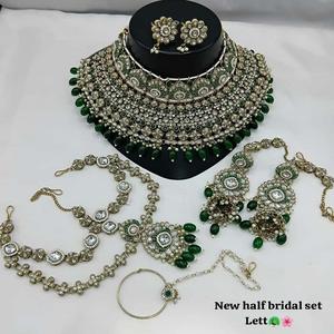 Ensemble de collier vintage plaqué or, demi-collier de mariée, vert Kundan, avec boucles d'oreilles à gouttes de perles, Maang Tikka et Hathphool, bijoux de mariage - Product Image 2