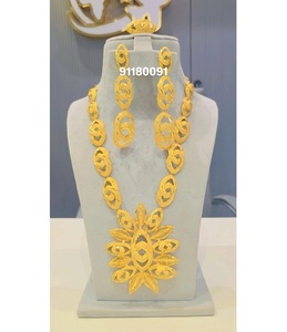 Ensemble de bijoux de luxe en diamant plaqué or 4 pièces pour les célébrations de mariage et de fête faites à la main pour femmes fabriquées en Inde - Product Image 6