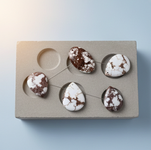 แมกนีไซต์รูปทรงคาโบชองจากธรรมชาติ หินแมกนีไซต์รูปทรงและขนาดต่างๆ คุณภาพพรีเมียมสำหรับทำเครื่องประดับ - Product Image 1