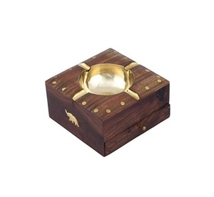 Cendrier nautique décoratif en bois et en laiton avec des détails artistiques parfait pour les maisons d'inspiration maritime et les bars quotidiens - Product Image 3