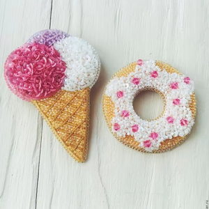 Broche tendance faite à la main avec broderie perlée pour femmes, perles délicates pour mariage et enfants - Product Image 1