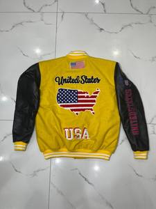 Chaqueta Universitaria Unisex de Diseño Personalizado de Primera Calidad, Cuello Mao, 100% Lana, Mangas de Cuero, Logotipo Frontal en Lona - Product Image 4