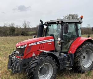Tracteur Massey Ferguson 7718 4x4 85 CV haute performance et économe en carburant avec pompe moteur pour les exploitations agricoles disponible. - Product Image 3