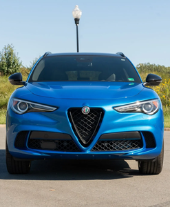 LISTO PARA CONDUCIR - USADO, VOLANTE A LA IZQUIERDA |   CONDUCCIÓN DERECHA |   ALFA ROMEO STELVIO QUADRIFOGLIO 2023 con 4,100 millas de kilometraje - Product Image 1