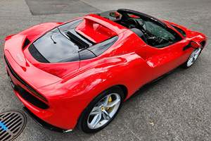 Ferrari 296 GTS rouge 2023, faible kilométrage, 818 ch, V6 biturbo hybride, freins en carbone céramique - Product Image 4