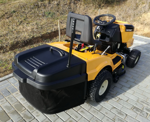 Tracteur de pelouse compact Cub Cadet LT2 NR92 avec ramassage d'herbe pour pelouses résidentielles et entretien des jardins - Product Image 1