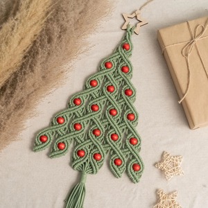 Macramé de Árbol de Navidad Verde para Colgar en la Pared con Detalles de Cuentas Rojas para Decoración Festiva del Hogar, Exhibición Navideña o Acento Festivo de Temporada - Product Image 2