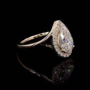 แหวนหมั้นเพชรขนาด1.91กะรัตสำหรับปลูกในห้องปฏิบัติการรูปทรงลูกแพร์ชัดเจน VVS-VS สีเหลืองทอง14K เครื่องประดับที่ได้รับการรับรองจริยธรรม - Product Image 1