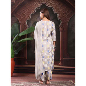 ชุดคุर्ตาปักลายสีเทาสำหรับผู้หญิงแบบลำลอง พร้อมกางเกงปาลาซโซ่แขนสามส่วนและผ้าคลุมไหล่ - Product Image 3