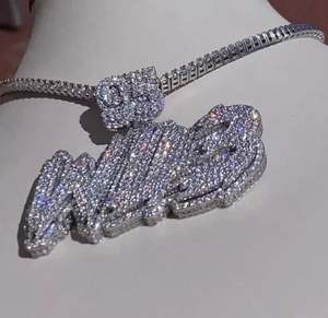 Colgante de moissanita real de corte redondo de 3,30 quilates personalizado Plata de Ley 925 con chapado en oro para ocasiones de fiesta - Product Image 1