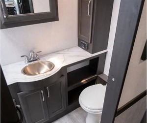 Fournisseur de camping-car d'occasion 2024 Fleetwood RV Flair Classe A à moteur essence 32N à vendre - Product Image 2