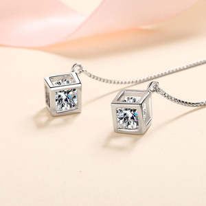 Pendientes de Moissanita de 2 Quilates con Brillo Atardecer, Certificados por GRA, D VVS1 - Product Image 4