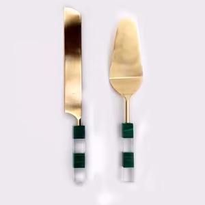 Ensemble de couteau et de serveur à gâteau en acier inoxydable avec poignées en résine, duo élégant pour servir les desserts lors de mariages et d'anniversaires - Product Image 2