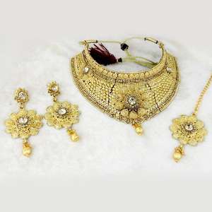 Kriaa ชุดเครื่องประดับที่ดีสร้อยคอโชคเกอร์หินกับ Maang Tikka 1107915A - Product Image 1