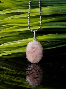 Fournisseur en gros HARI OM CREATIONS Collier avec pendentif en pierre de soleil naturelle Pendentif en laiton plaqué rhodium Bijoux pour femmes - Product Image 2