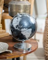 Pieza de decoración de globo terráqueo detallada hecha de hierro en tono bronce con estilo moderno adecuado para exhibiciones de mesas de café